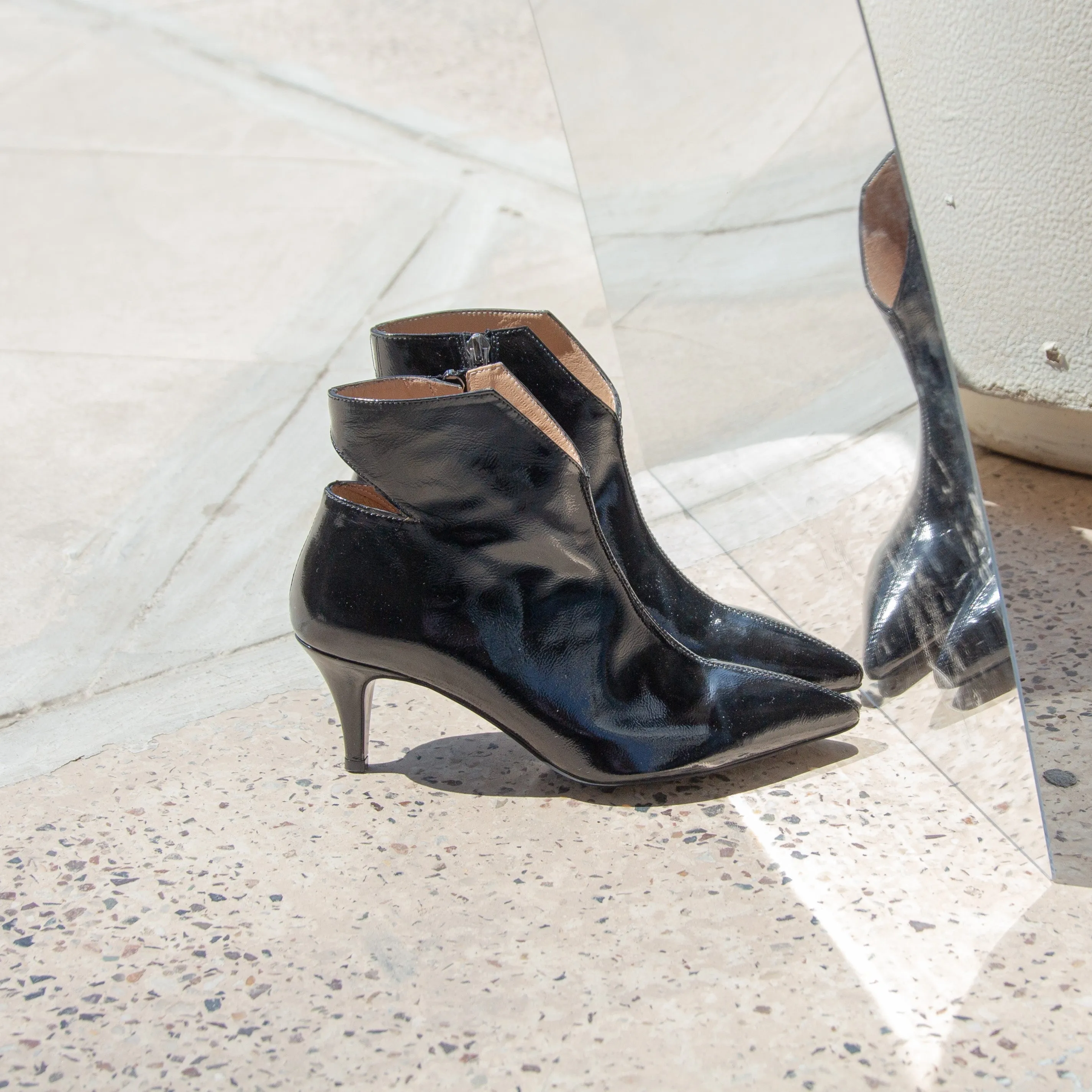 Aina black boot