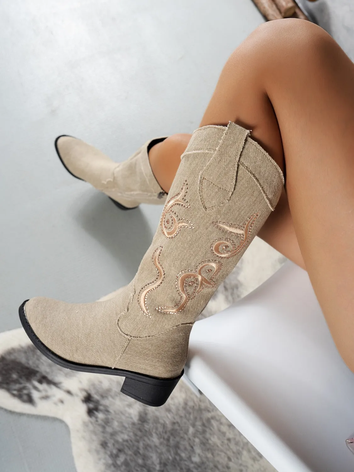 Embroidered Pointed Toe/Block Heel Boots