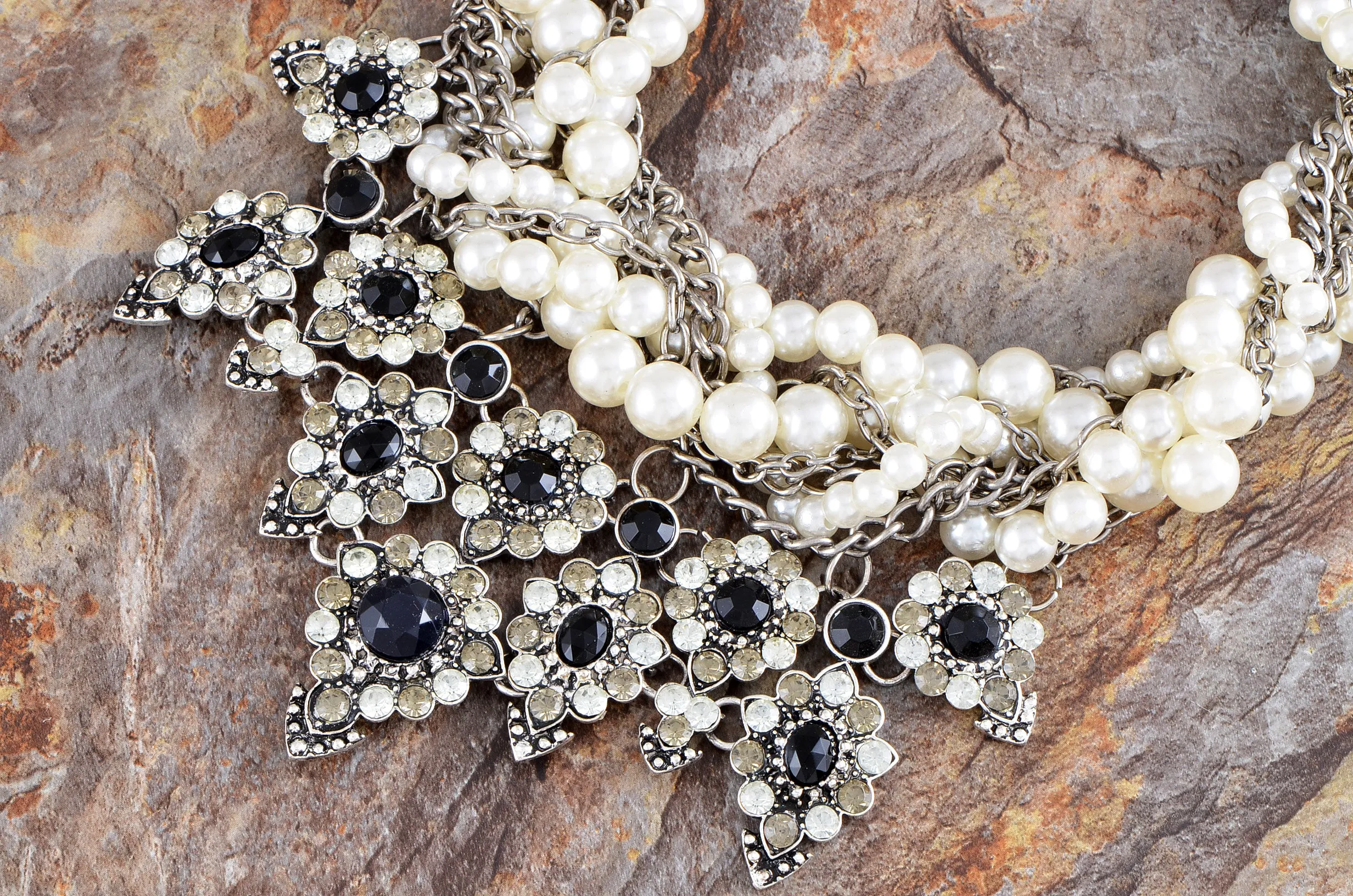 Faux Pearls Flower Pendent Chunky Bib Necklace