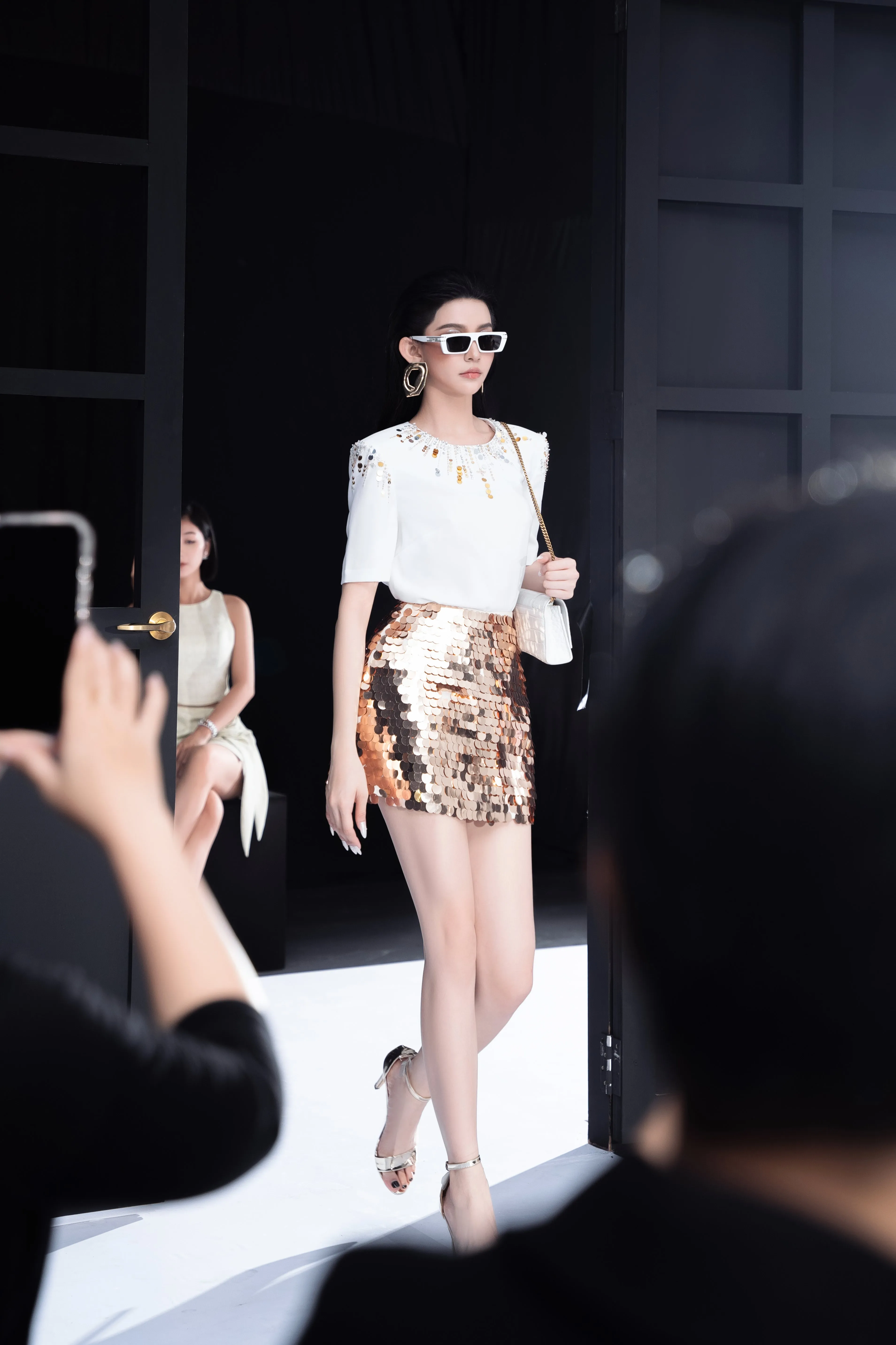 Limex Straight Round Neck Punto Top & A-line Back Zipper Sequin Mini Skirt