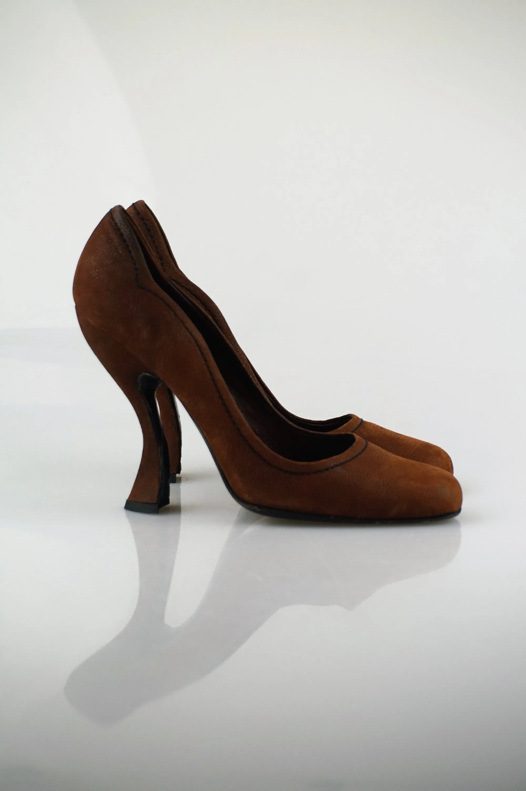 Mahogany curved pumps