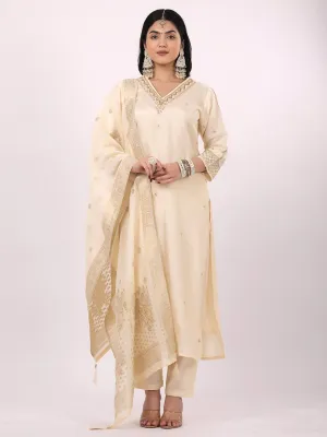 Satrangi Women's Off White Viscose Silk Embroidered Kurta Set with V Neck and Three Fourth Sleeves