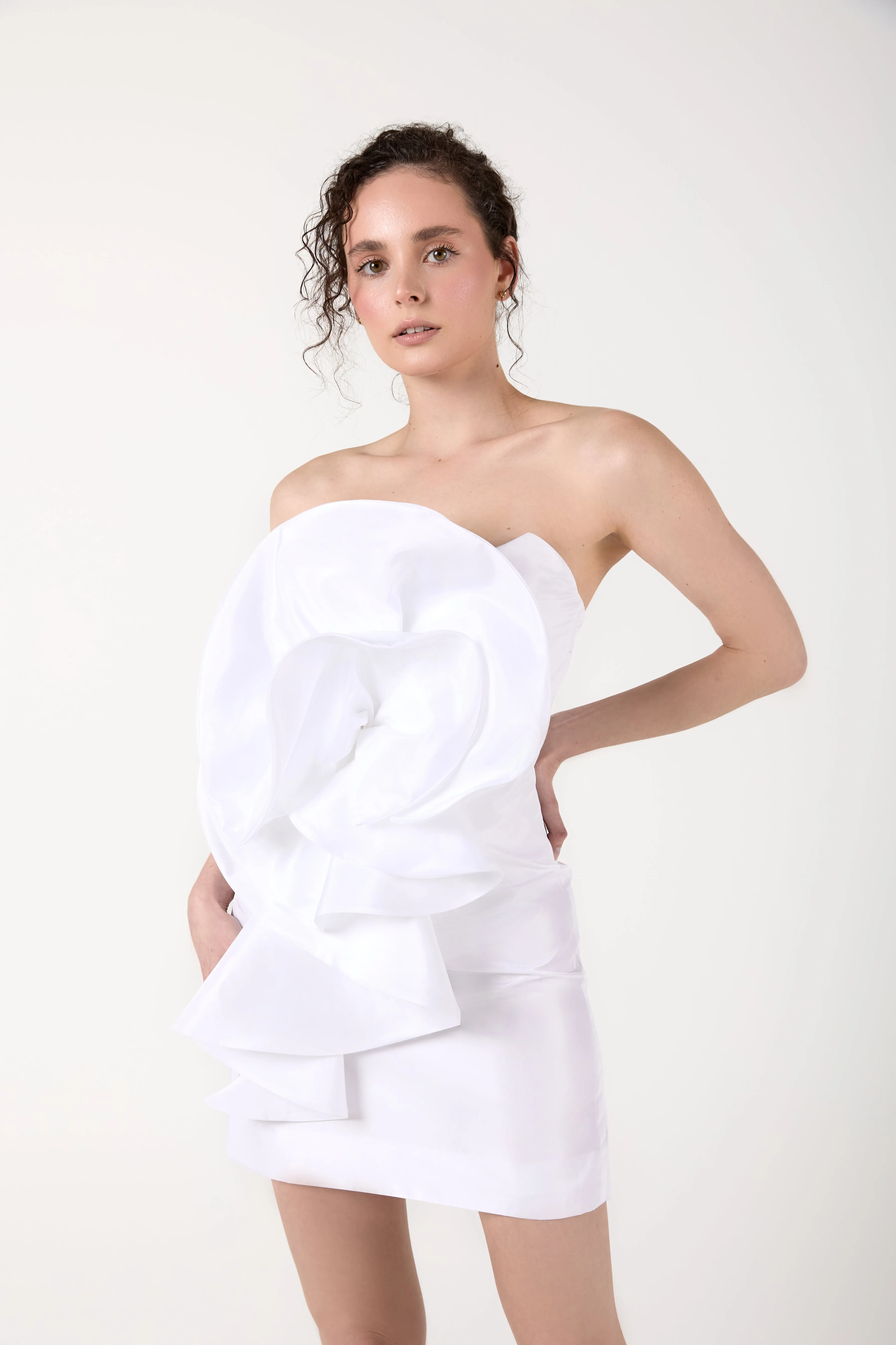 Short white dress with a flower