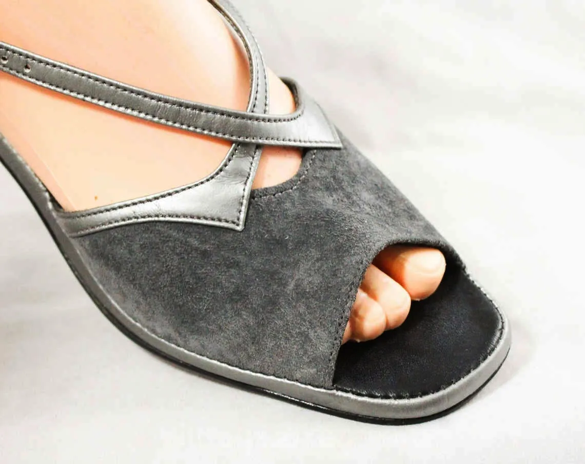 Size 8 Sandals - Gray Suede 1970s Shoes with Silver Trim - Grey 70s Heels - Open Toe Pumps - Hush Puppies - 8 N Narrow - NOS Deadstock