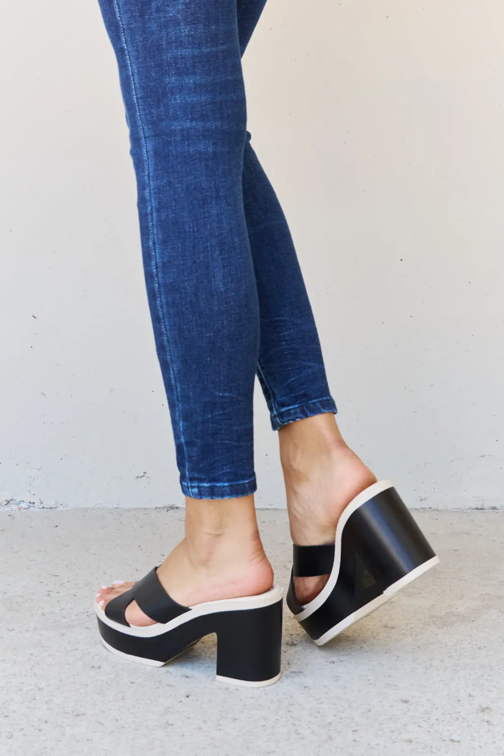 Weeboo Contrast Platform Cross Strap High Heel Slide On Slip In Thick Sole Sandals in Black