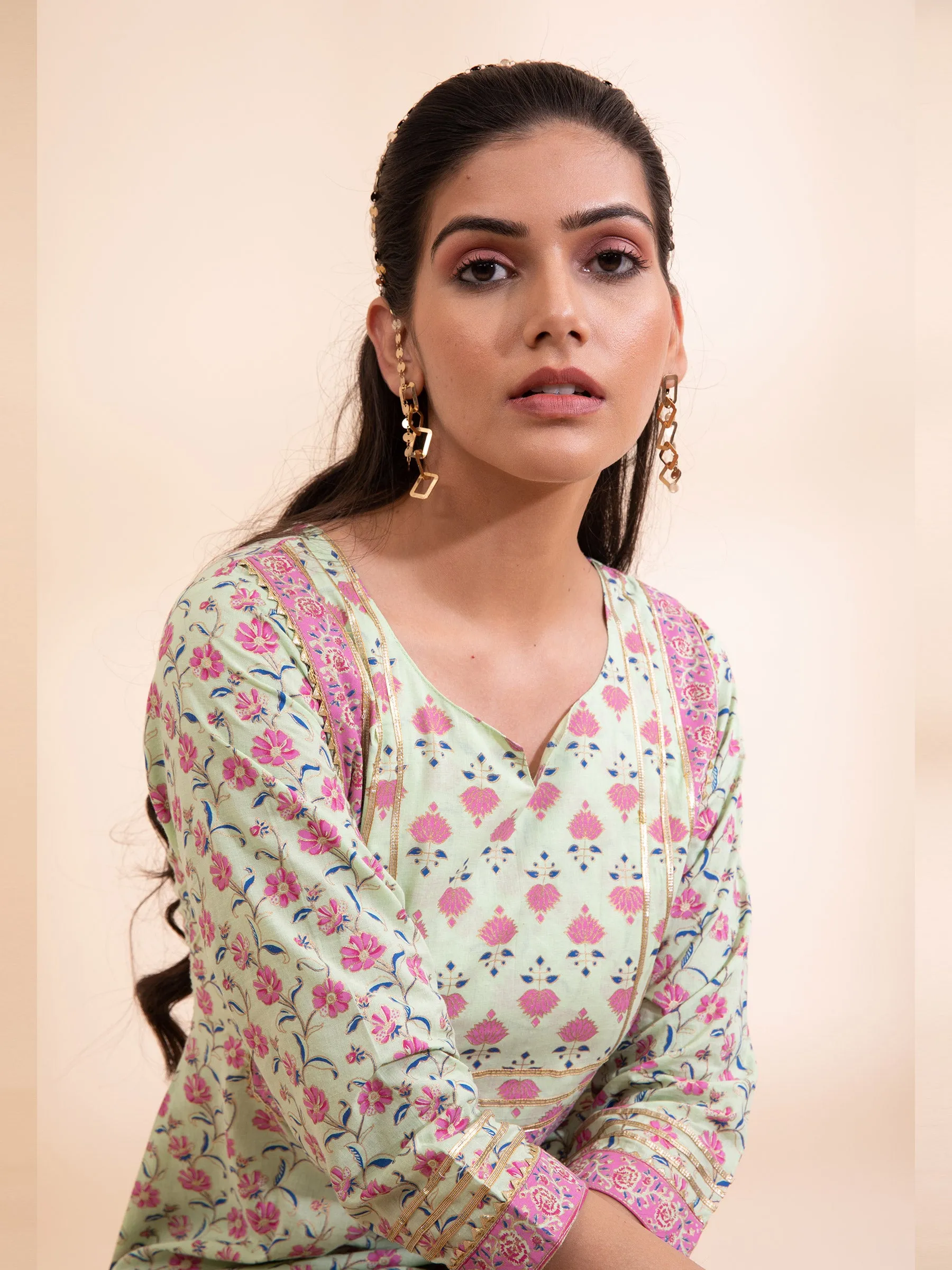 Women Green Printed Round With V-Neck Kurta Set